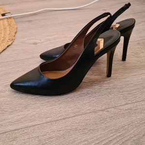 Skinn klackskor, sandaler - Oanvända i äkta skinn. Kolla in dem bruna också skinn på min sida. Säljer båda för 200. Billigare tillsammans. Tillkommer frakt 140 såklart om båda köpes.