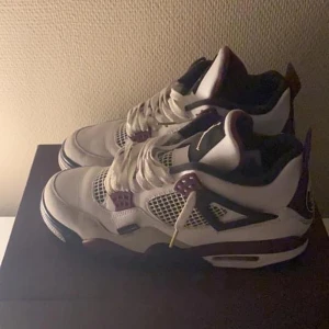 Jordan 4 psg - Strl 42,5. Tar bud från 1100, Bin på 1400. De är beat rätt beat, creasade och smutsiga. Box finns 😌