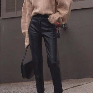 FAUX LEATHER PANTS - Säljer dessa super trendiga thrifted faux läder byxor💖💖passar perfekt till alla outfits!! Knappt använda *princip nyskick* säljes pga liten storlek, startpris 170kr+frakt, strl L, hör av er om eventuella frågor 💖💖 Buda gärna i kommentarerna!!