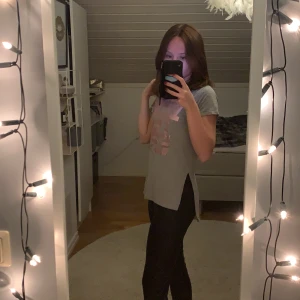 Lindex, t-Shirt i strl 146/152  - Denna snygga t-shirt har nästan aldrig kommit till andvändning💜Passar perfekt till ett par skinnbyxor eller till jeans💕Den passar även bra för de som har strl xs. Hör av er vid interesse💜