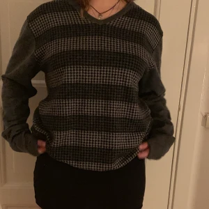 Stickad tröja - En tunn, stickad tröja från stadsmissionen, använd några gånger men väldigt bra skick och ganska oversized!!!!!!!!!