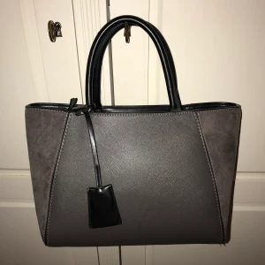 Zara väska - Säljer min snygga Zara väska. Nästintill oanvänd, har ej axelband. Köpare står för frakt:)