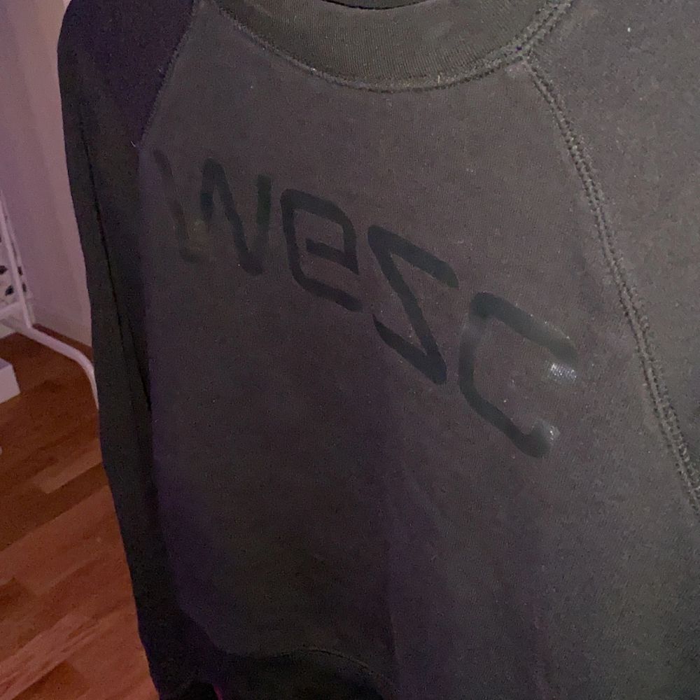 En svart sweatshirt från märker WESC. Tröjor & Koftor.
