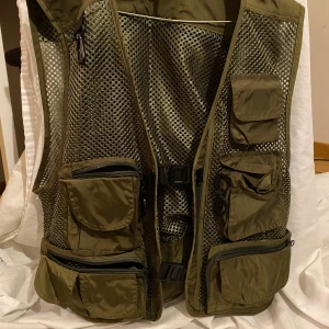 Vest  - Ny skick använd Max 2 gånger 