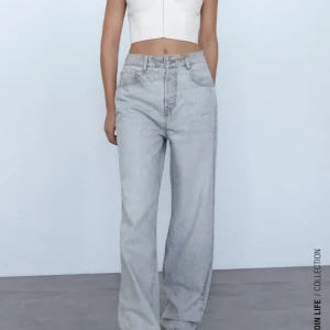 ZARA JEANS - säljer dessa ursnygga zara jeans i storlek 38! De sitter snyggt o lite oversized på mig som oftast har 36 men vilket bara är snyggt som på modellen! Köpta för 400kr o säljer för 200:) de är helt oanvända då jag har ett par liknande jag använder mer❤️❤️ bilder kommer upp ikväll❤️