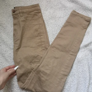 Jeans  - Säljer mina beiga jeans som ja aldrig använt och inte ens testat💕 frakt ingår inte men då du vissa intresse tar ja reda på en rimlig fraktsumma 💕