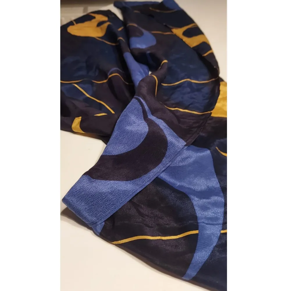 En väldigt fin 100% silkes sjal. Mycket vackra färger och skönt material att ha att göra med. Längden på den är 144 cm. . Övrigt.