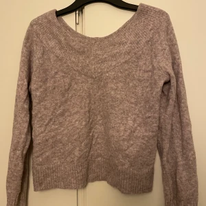 Stickad Tröja  - Gullig typ Off shoulder tröja. Superfin ljuslila färg, använd 1 gång. 