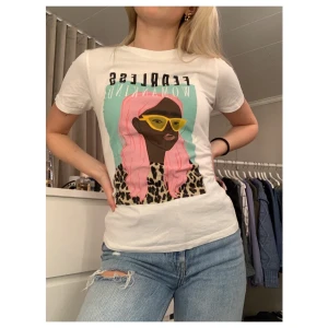 T-shirt  - T-Shirt med supercoolt tryck, storlek xs men skulle säga att den passar S och M också. Endast använd en gång       Köparen står för frakten❣️                                                               Alla pris går att diskuteras😊  