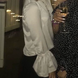 Satin blus  - säljer nu denna fina blus i satin från karenmillen. Köptes för 1250kr men säljs nu för 400kr + frakt. Använd endast på nyår (därav bilderna) storlek 36 men passar även 34