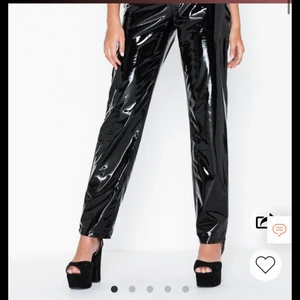 Lack byxor - Raka Lack byxor från nelly! Storlek 34 