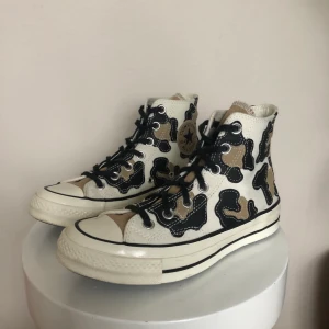 Converse - Supersnygga(!!) och nästintill oanvända converse! Säljer på grund av att de tyvärr tyvärr är för stora:// Storlek 37.5, men stora i storleken så passar definitivt även 38. Tyget är tjockare än ”vanligt” converse-tyg, de är alltså tåligare. De svarta och bruna delarna är i läder. Nypris 1150kr och de är slut i storleken på hemsidan. Köpare står för frakt. Budgivning slutar på söndag (20e) kl17. Högsta budet är just nu 750kr :-)