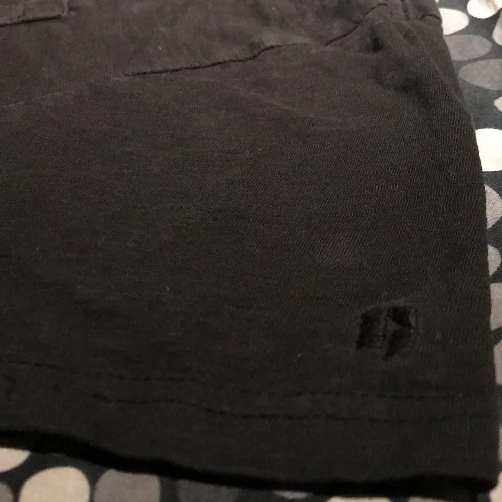 En fin svart t-shirt från Garcia Jeans med en fika på vänstra sidan av bröstet👕 Den har varit använd ofta och är lite sliten,  men den ser nästan precis likadan ut som ny!🤩🙌🏼  📤Köparen står för frakt, 22kr🚚. T-shirts.