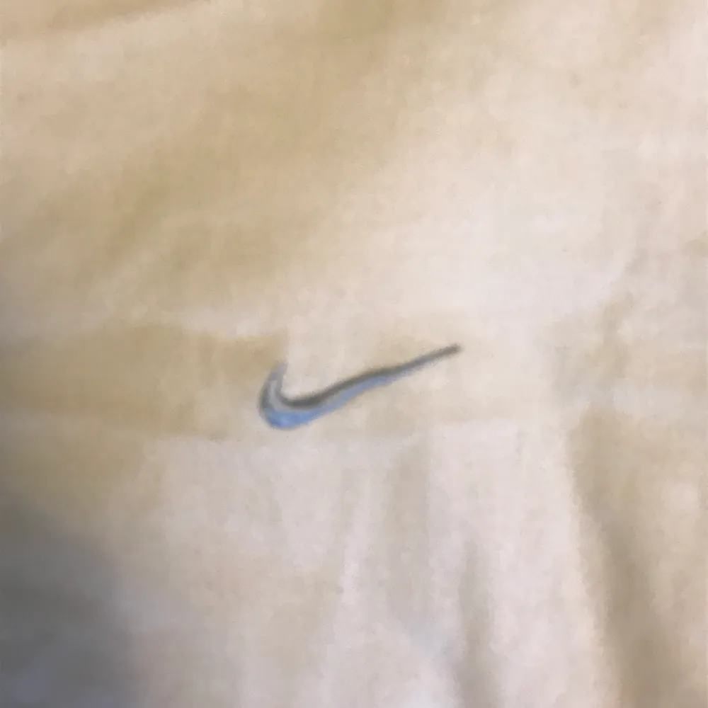 Superfin Nike tröja köpt på humana. I fint skick! Storlek m, men sitter lite fint oversized på mig som e xs.. Tröjor & Koftor.
