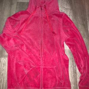 Rosa velour zip! - As fin zip up i ish velour material, storlek S men passar xs-m beroende på vilken passform man vill ha! Från bikbok