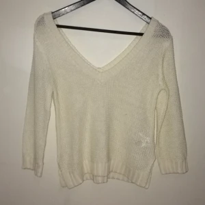  - Oanvänd stickad tröja med v-ring fram och bak