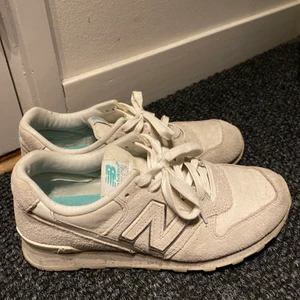 New Balance sneakers  - Säljer ett par sneakers från new balance i storlek 38. Fina skor och använda Max 5 gånger. Skorna har lite slitningar på skona insida som syns på bild 3. Dem är köpta på din sko. Skriv vid frågor eller fler bilder. Frakt tillkommer och köpt är köpt!!!!