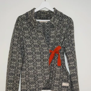 Odd Molly storlek M - Säljer min gamla Odd Molly kofta i storlek 2 vilket motsvarar storlek M, 38/40. 