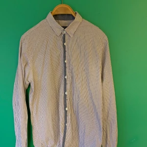 Skjorta från Ljung stl L - Smårutig skjorta från Ljung med fina detaljer med button down innanför kragen. Smal passform. 