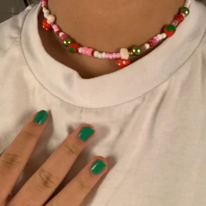 Cottagecore/Pinterest-halsband - Superfint halsband med handgjorda charms. Stängs med säkerhetsnål. Obs! Dyrare pris då denna tog lång tid att göra💓 frakt 12kr (inspirerad av Beepybellas smycken)