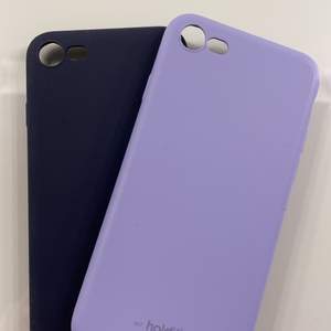 Säljer två helt oanvända silikonskal från det populära märker Holdit. Säljer pga att jag aldrig hann använda dem innan jag köpte en ny telefon. De är i färgerna lila och marinblå. Nypris 149kr styck. MARINBLÅ ÄR SÅLD