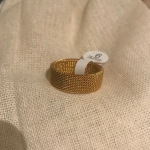Guld ring - En oanvänd stainless steel guld mesh ring som tyvärr inte är min stil...! Skriv vid intresse.