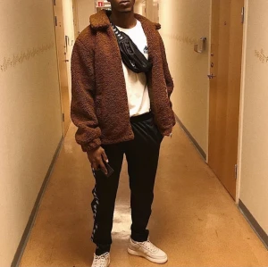 Junkyard Teddy Jacka storlek M - Säljer min jacka som är i väldigt bra skick. Säljer den för att jag inte använder den längre och den passar till både killar och tjejer. Jackan är lite oversized och det är en storlek M. 