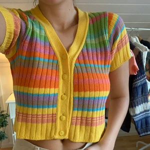 Färgglad kofta - Färgglad kofta med aningen lösa knappar! Frakt tillkommer på 55kr! 