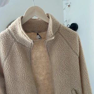 🤍Teddyfleece🤍 - Jättefin teddyfleece från monki i storlek ”xxs” men passar även på mig som brukar ha ”xs-m” i kläder. Funkar att ha både som tunnare jacka och tjocktröja. Bara att höra av sig för fler bilder eller frågor.🤍🤍.                                                                               (Står ej för eventuell frakt)