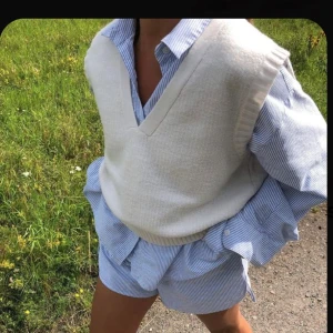 Intressekoll på min väst  - Populär väst från Gina tricot, intressekoll för att jag inte använder den så pass ofta buda från 150kr