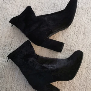 Tiamo stövletter nya - Tiamo stövletter i krossad sammet. Såå snygga men har aldrig kommit till användning. Storlek 41 men kan även passa 40.
