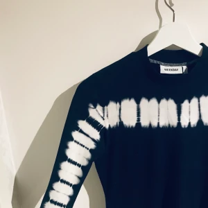 Weekday tröja - Säljer denna coola tröja från Weekday, nyss köpt för 249 kr och endast använd en gång! Har extremt bra passform & är lite högre i halsen. 