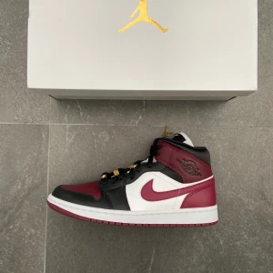 Air jordan 1 mids  - Jordan 1 mids beetroot, storlek 38,5 och 40,5. Helt nya och äkta