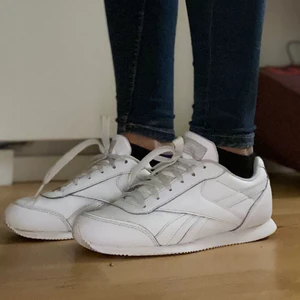 Skor  - Nypris var 600kr. De är använda några gånger. Men de är jätte fina och i ganska bra skick.