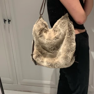 Pälsväska Ceannis - Säljer denna härliga pälsväska! Stor och rymlig. Inköpt för 500kr. Fuskpäls! Köparen står för frakten! 🤎✨ Buda i kommentarerna✨🤎