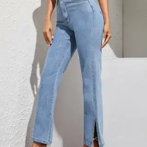 Vanliga jeans med split, lite liten i storlek 