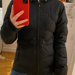 Svart Peak Performance Jacka - Svart Peak Performance jacka med pälskrage. I storlek XS och välanvänd men i fint skick. Finns även ficka på armen för liftkor. Köpt för ca 3500 kr. Pris kan diskuteras.