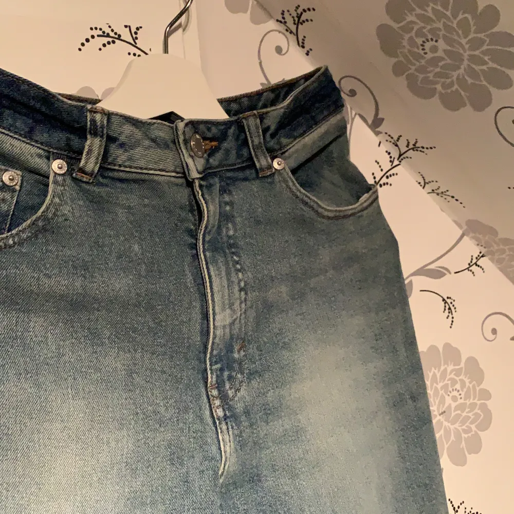 Cheapmonday Jeans i w27 l32 som är för korta och knappt använda . Jeans & Byxor.