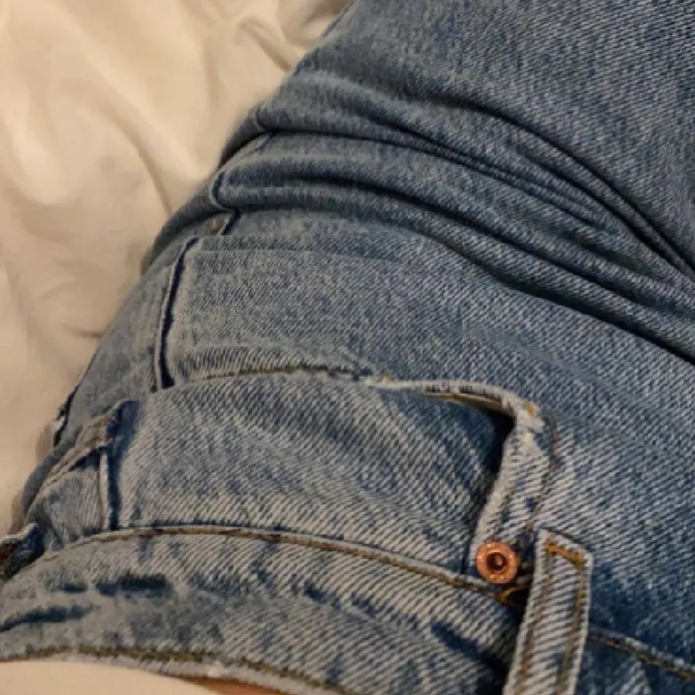 Från Zara i storlek 38, använda 2 gånger men kommer inte till användning längre. Köparen står för frakt , 190 kr eller högsta bud. Nypris 400kr . Jeans & Byxor.