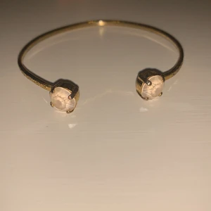 Caroline Svedbom armband - Guld armband med ljus rosa/sand färgade stenar! Justerbart. Sparsamt använt