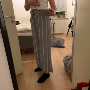 Randiga kostymbyxor  - Randiga kostymbyxor från hm i nyskick 