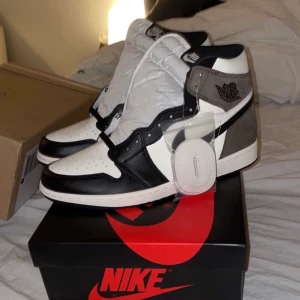 Jordan 1 Dark mocha  - Köptes 19 december i snkrs Nike appen. Skriva gärna som ni vill ha fler bilder. Kvitto och originalkartong tillkommer.Helt nya och inte ens testade, kom med rimliga bud i komentarfältet.