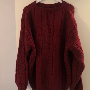 Vinröd stickad  - En mysig stickad tröja från humana. Bra skick. Frakt tillkommer. 