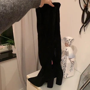 Knähöga stövlar från Nelly - Knappt använda str 39