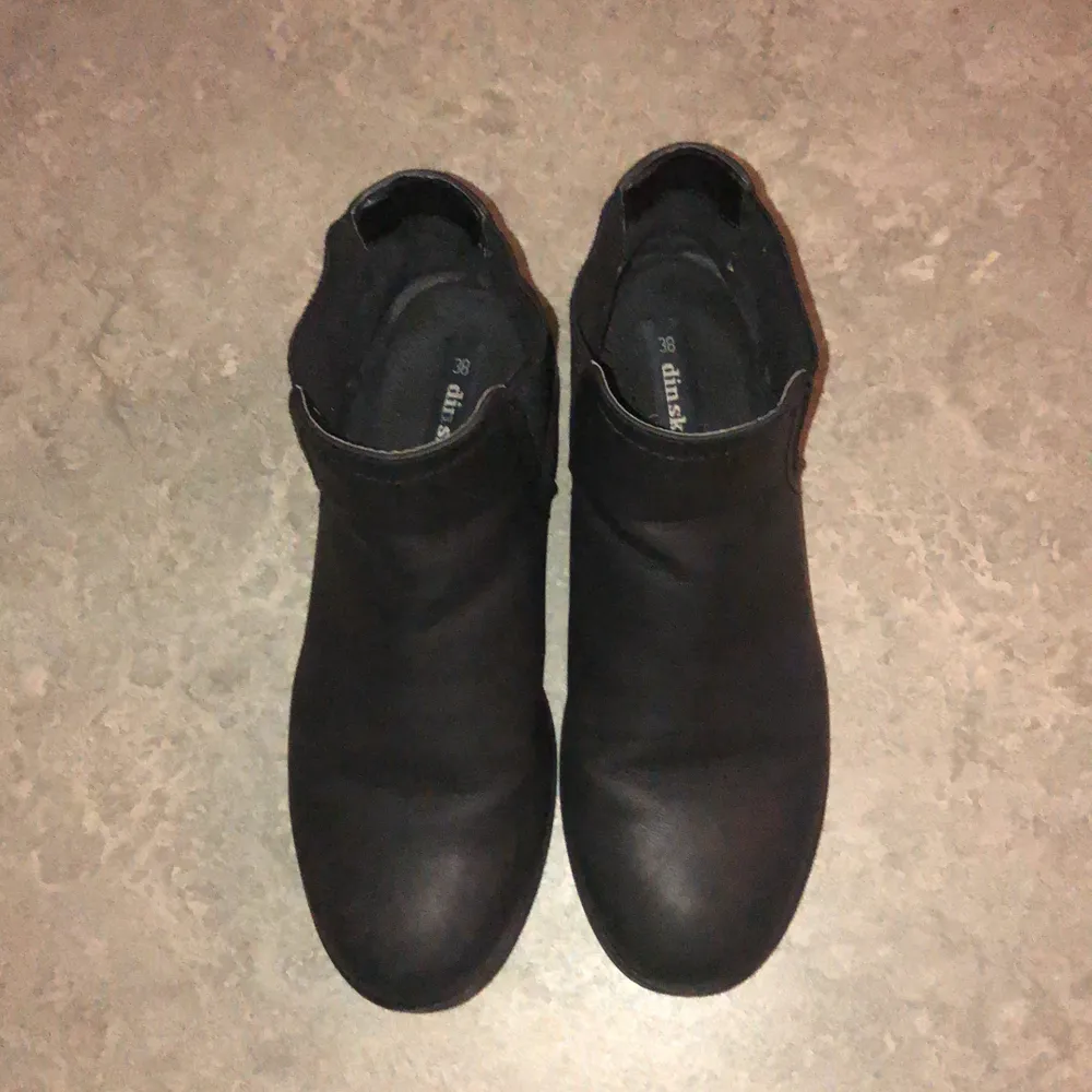 Jag säljer ett par boots eftersom de har blivit lite små för mig själv tycker jag att de är as snygga. Men kan möta upp mig i Göteborg eller så kan jag frakta den men man står för frakten . Skor.
