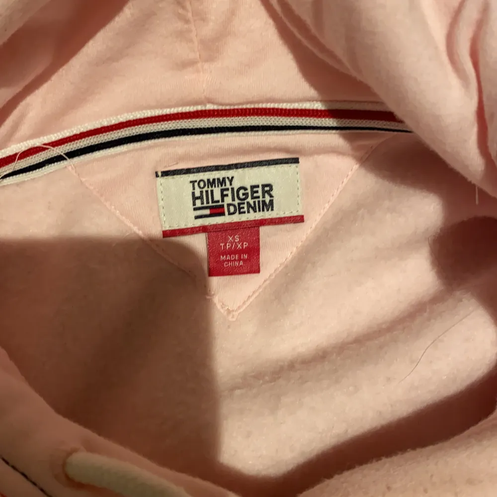 Säljer denna rosa hilfiger hoodie, den skönaste hoodien jag testat men tyvärr inte i min stil. Använda Max 3 gånger. Nypris ca 600kr säljer för 100. Kan mötas i täby annars frakt 60kr🤍. Tröjor & Koftor.