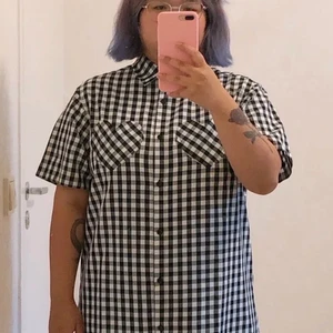 Lazy oaf klänning - En underbar lazy oaf klänning som inte riktigt passade mig vill nu hitta någon som har på sig den! Den har två hjärtan vid brösten och ett stort på ryggen. Den slutar ovanför knäna. Om du har frågor tveka inte på att skicka ett meddelande😊 (lånade bilder)