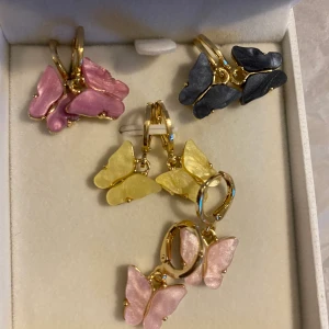 Gulliga fjäril örhängen  - Guld pläterade, nickelfria 🤍😍 kan skicka i gint förpackning om ni önskar ” passar perfekt som julklapp / det som Skiljer Larushe örhängena dem är guld pläterade ( nickelfria) det därför är det prisvärda 