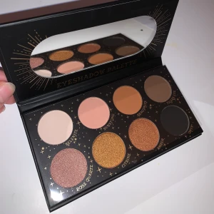 LAsplash ögonskuggspalett - Superfin ögonskuggspalett från LAsplash. Aldrig använd och skyddsplasten är fortfarande på! 💓💓