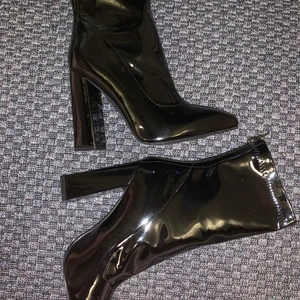 Klackar i lack - Hej! Jag har två likadana par av dessa klackar som jag säljer, säljer dem då jag inte får användning av något av paren. Båda är helt oanvända och nyskick. Storlekarna är UK 6 och UK 7 vilket motsvarar 37 och 38. Köparen står för frakt🥰.       400kr VID SNABB AFFÄR